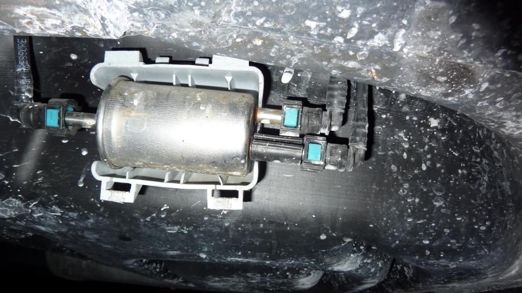 2003 Ford expedition fuel filter location